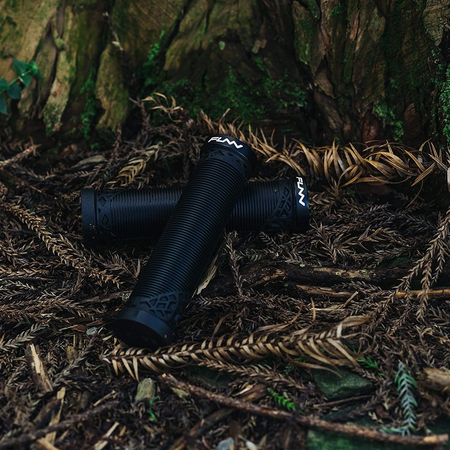Funn Hilt Handlebar Grips with Single Lock-on Clamp