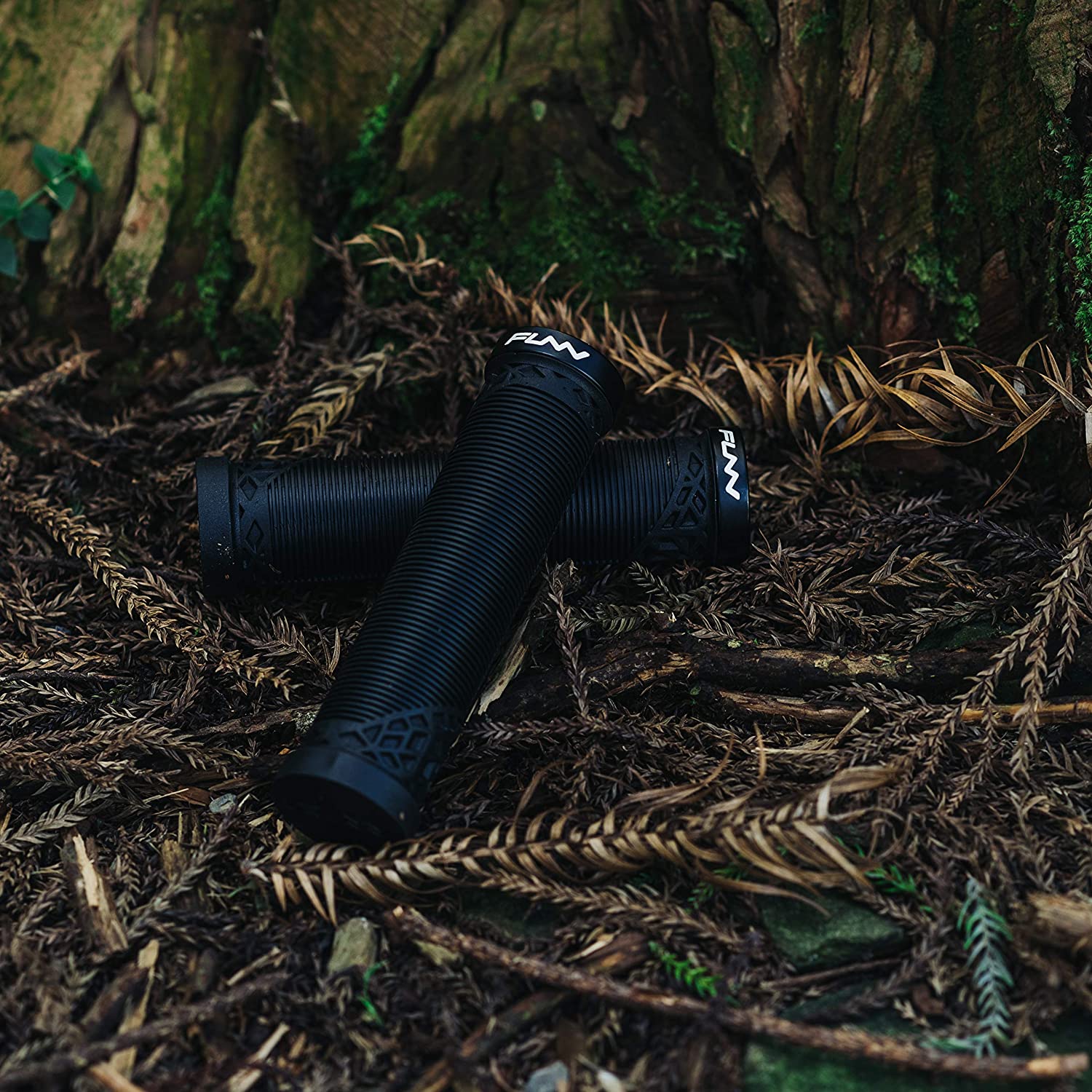 Funn Hilt Handlebar Grips with Single Lock-on Clamp